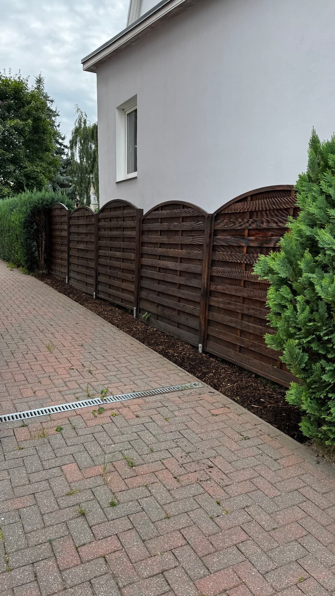 Zaunstreifen mit Rindenmulch neu angelegt – nachher