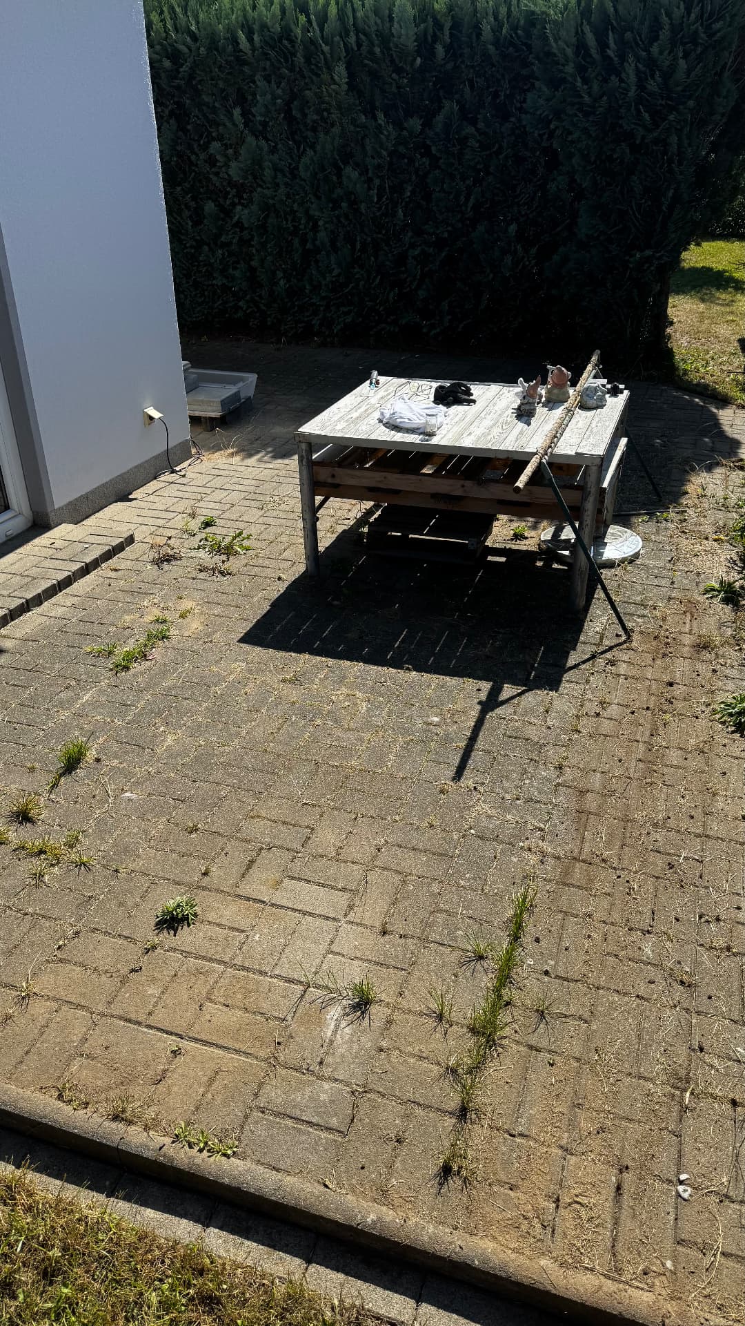 Terrasse mit Hochdruck gereinigt – vorher