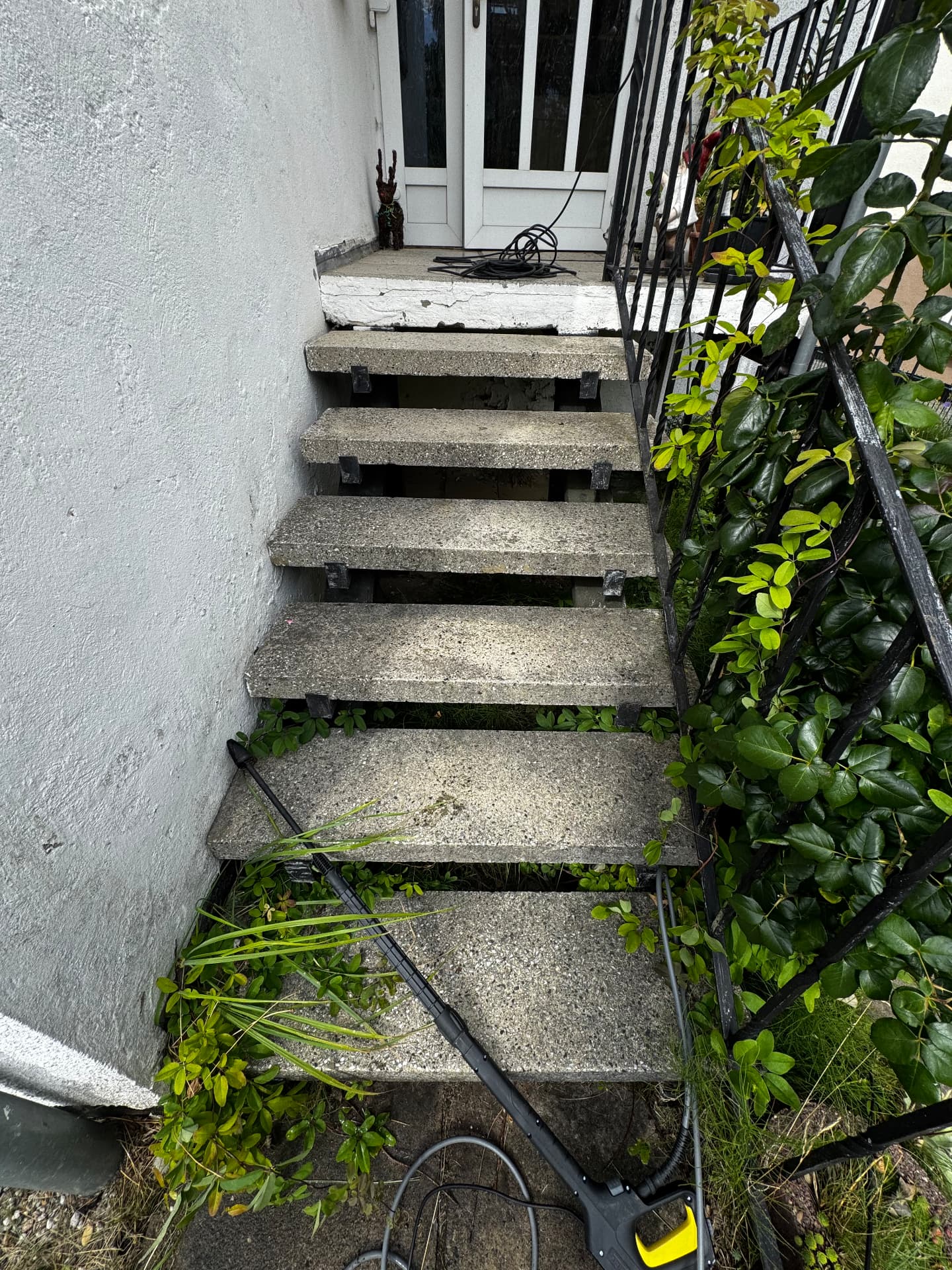 Außentreppe mit Hochdruck gereinigt – vorher