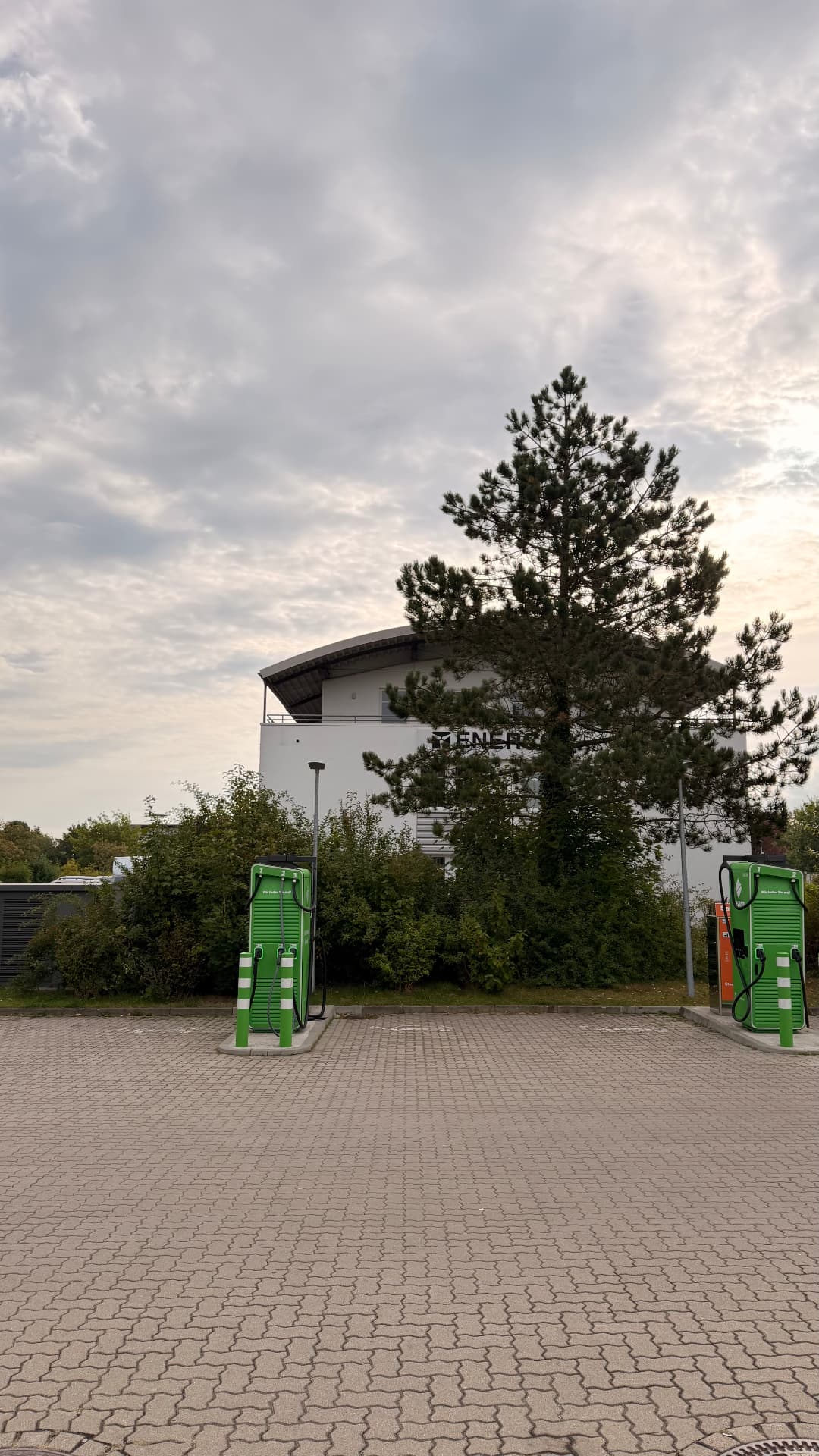 Gepflegtes Gewerbeobjekt mit gepflastertem Vorplatz und Grünanlage