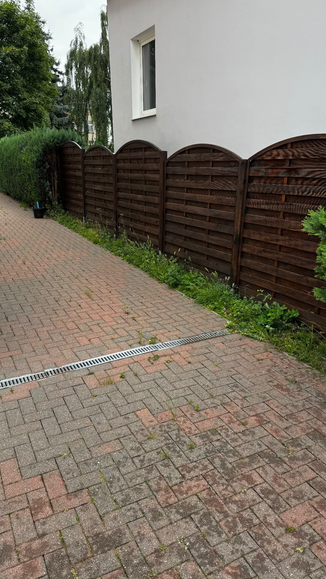 Zaunstreifen mit Rindenmulch neu angelegt – vorher