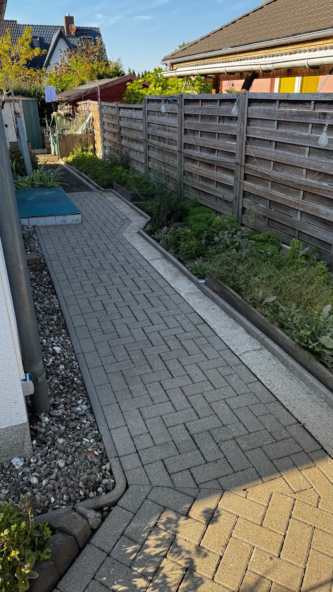 Seitenweg am Haus entkrautet – nachher