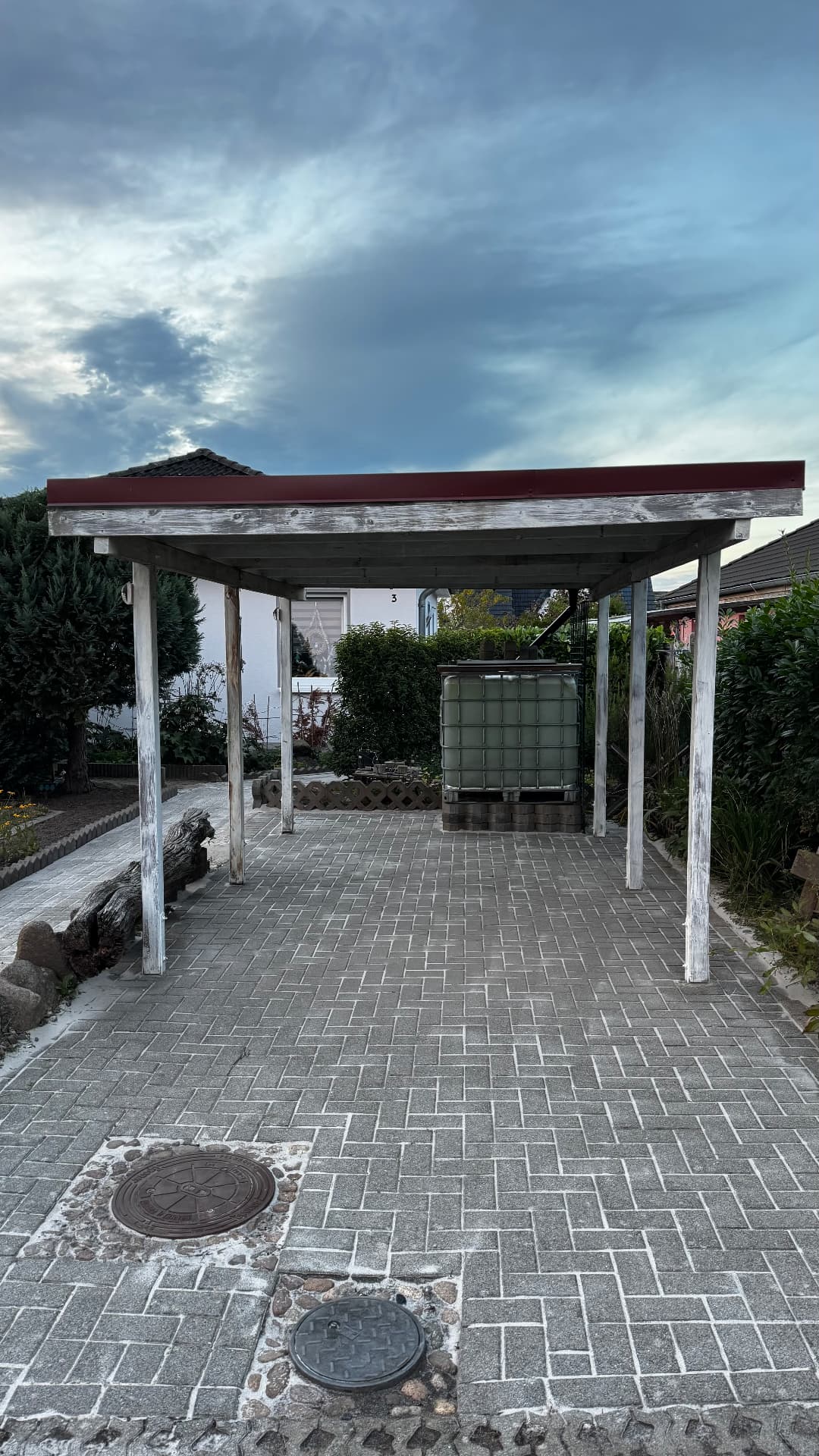 Carport-Zufahrt entkrautet und gereinigt – nachher
